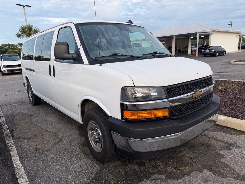 2024 Chevrolet Express Passenger 3500 1LT