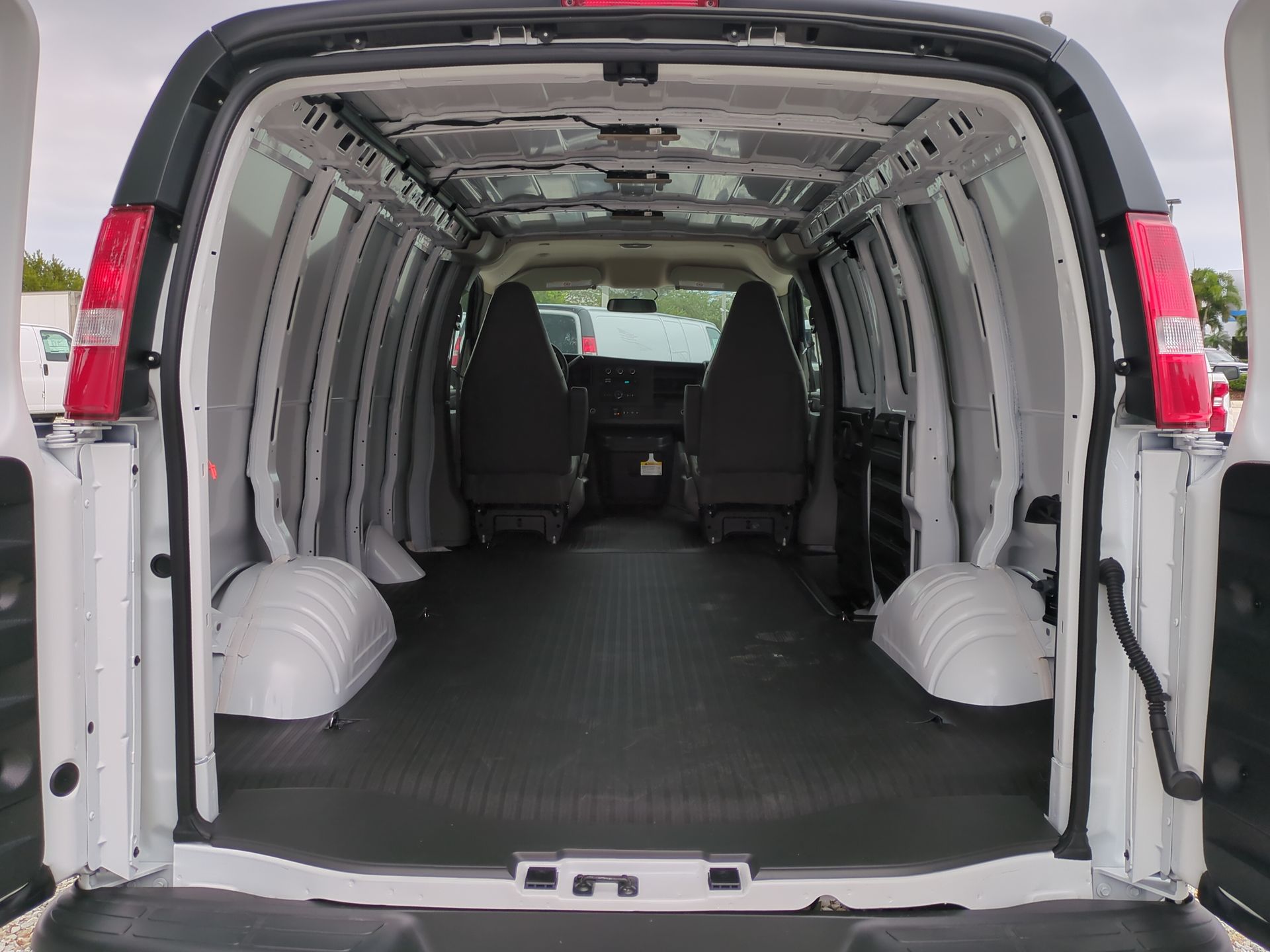 2025 Chevrolet Express Cargo 3500 WT